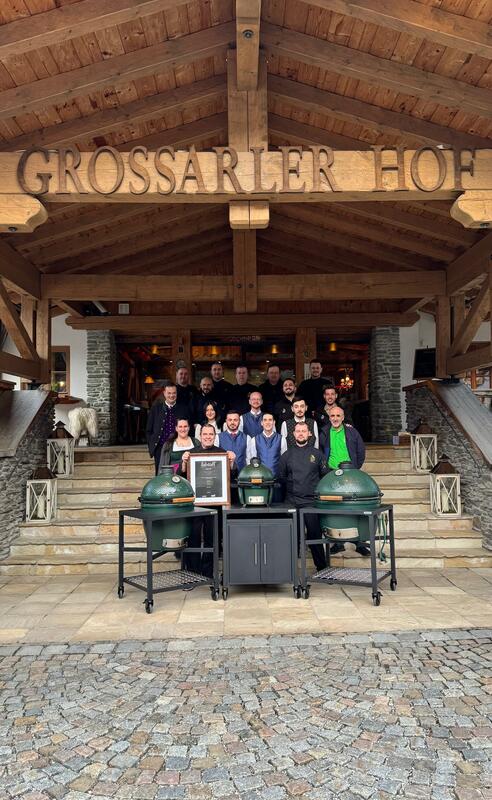Gruppe von Mitarbeitern vor dem Grossarler Hof, einem charmanten Hotel in Österreich