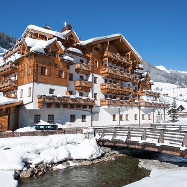 Winteransicht des Berghotels im Salzburger Land, umgeben von schneebedeckten Bergen. | © Michael Gruber