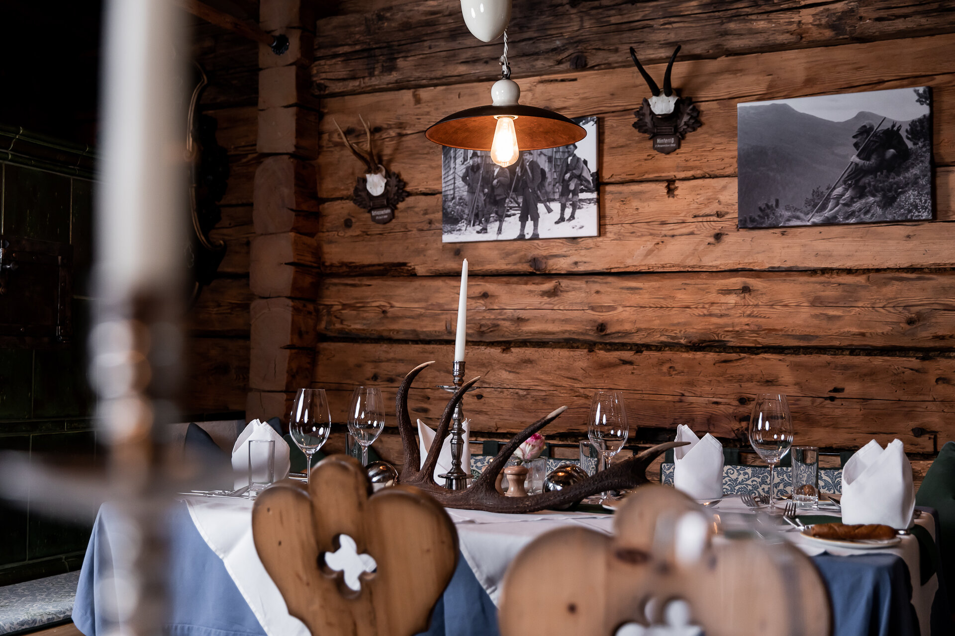 © www.fabianfranzferdinand.com Rustikaler Speiseraum in der Jagastub’n des Boutique Hotel Salzburg mit Holzwänden, Kerzenlicht und traditioneller Dekoration | © www.fabianfranzferdinand.com
