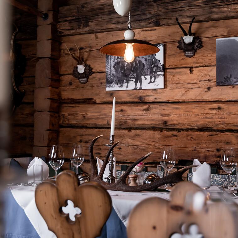 Rustikaler Speiseraum in der Jagastub’n des Boutique Hotel Salzburg mit Holzwänden, Kerzenlicht und traditioneller Dekoration | © www.fabianfranzferdinand.com
