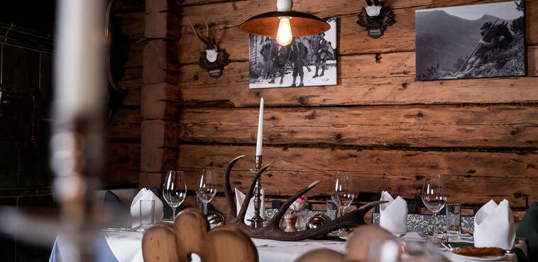 Rustikaler Speiseraum in der Jagastub’n des Boutique Hotel Salzburg mit Holzwänden, Kerzenlicht und traditioneller Dekoration | © www.fabianfranzferdinand.com