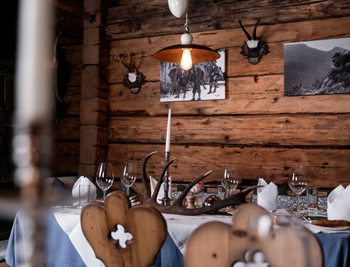 Rustikaler Speiseraum in der Jagastub’n des Boutique Hotel Salzburg mit Holzwänden, Kerzenlicht und traditioneller Dekoration | © www.fabianfranzferdinand.com