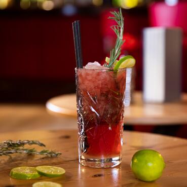 Erfrischender Cocktail mit Limette und Rosmarin, serviert in der Bar des Boutique Hotel Salzburg | © www.fabianfranzferdinand.com