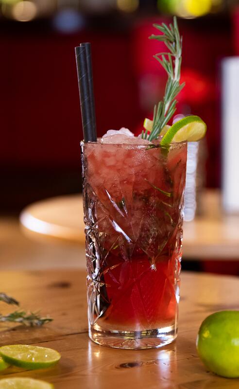 Erfrischender Cocktail mit Limette und Rosmarin, serviert in der Bar des Boutique Hotel Salzburg | © www.fabianfranzferdinand.com