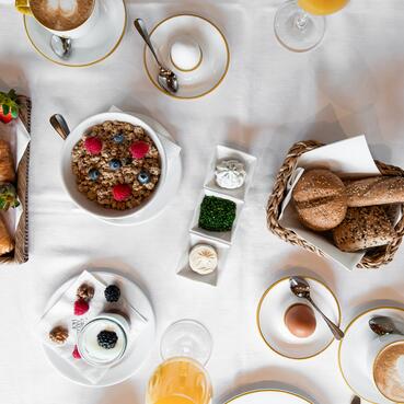 Reichhaltiges Frühstück im Boutique Hotel Salzburg mit Müsli, frischen Beeren, Gebäck, Joghurt, Ei und Säften