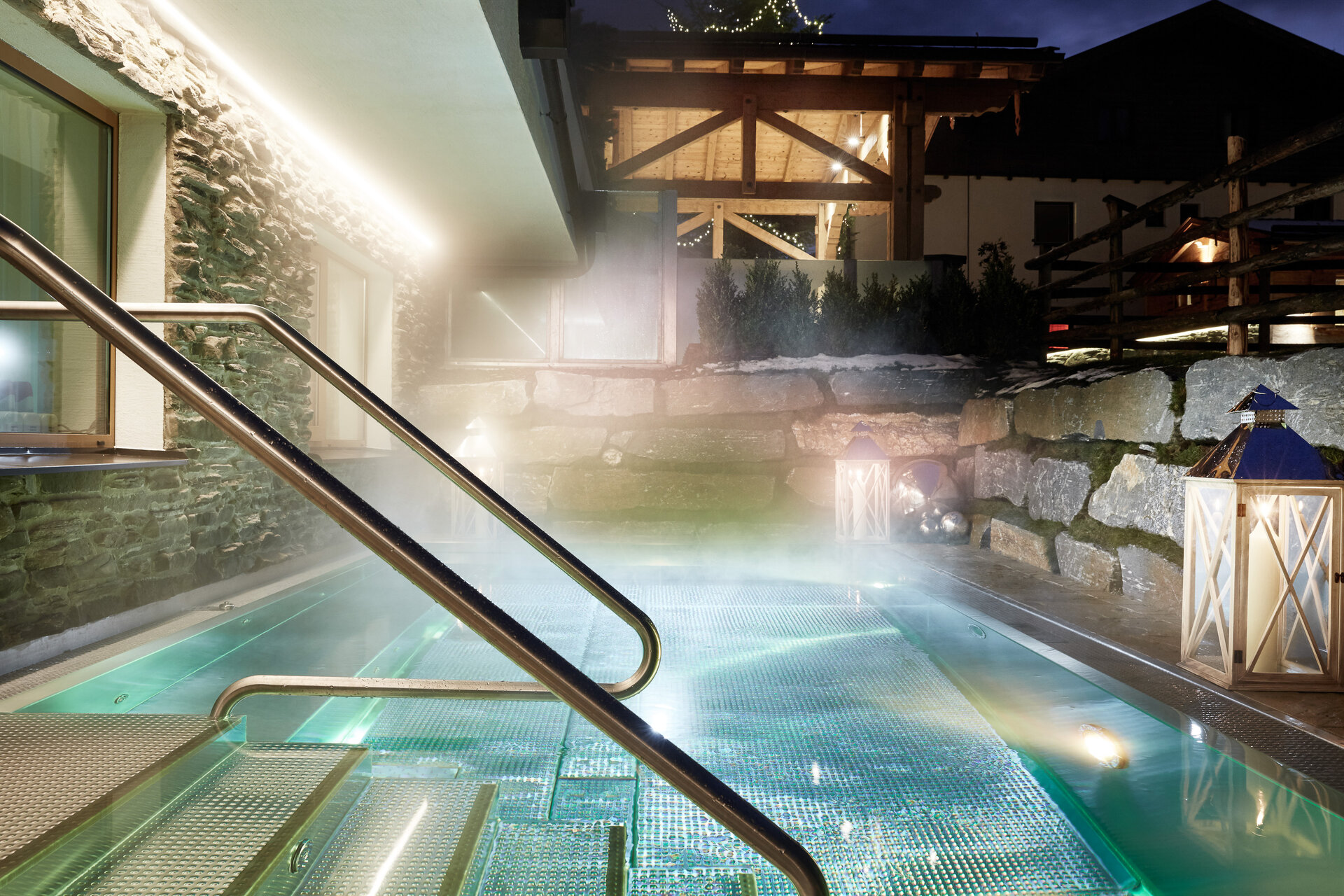 © Michael Huber I www.huber-fotografie.at Spa mit einem Pool und Treppen, die sanft ins Wasser führen. | © Michael Huber I www.huber-fotografie.at