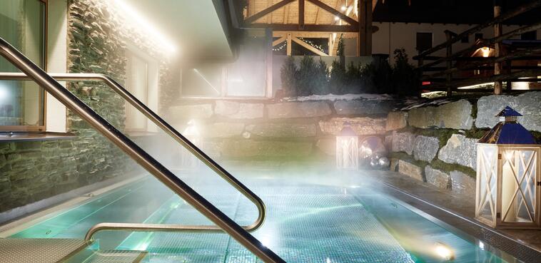 Spa mit einem Pool und Treppen, die sanft ins Wasser führen. | © Michael Huber I www.huber-fotografie.at