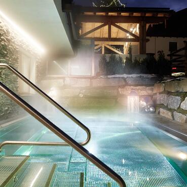 Spa mit einem Pool und Treppen, die sanft ins Wasser führen. | © Michael Huber I www.huber-fotografie.at
