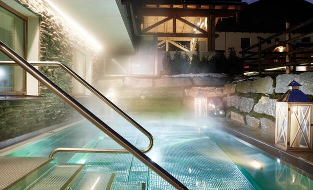 Spa mit einem Pool und Treppen, die sanft ins Wasser führen. | © Michael Huber I www.huber-fotografie.at