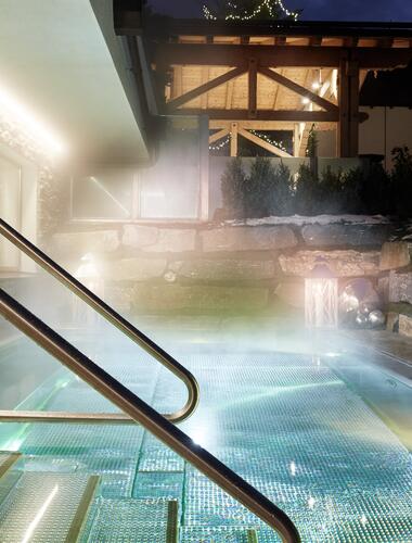 Spa mit einem Pool und Treppen, die sanft ins Wasser führen. | © Michael Huber I www.huber-fotografie.at