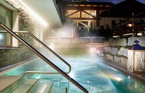 Spa mit einem Pool und Treppen, die sanft ins Wasser führen. | © Michael Huber I www.huber-fotografie.at