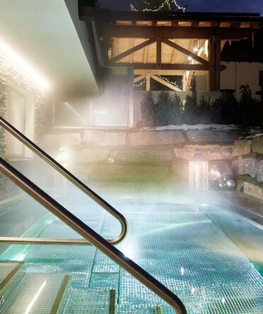 Spa mit einem Pool und Treppen, die sanft ins Wasser führen. | © Michael Huber I www.huber-fotografie.at