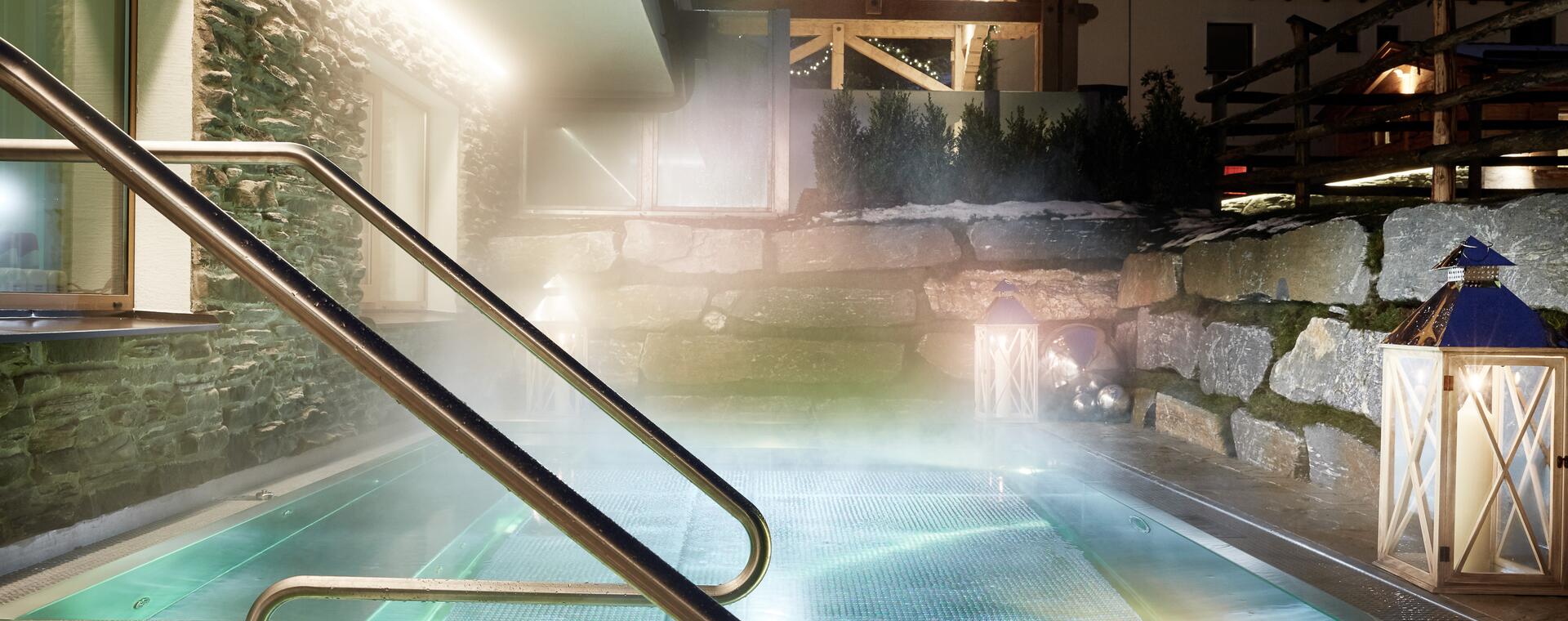 Spa mit einem Pool und Treppen, die sanft ins Wasser führen. | © Michael Huber I www.huber-fotografie.at