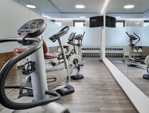 Ein Fitnessraum mit Trainingsgeräten und Spiegeln, ideal für eine Auszeit im Salzburger Land. | © Michael Huber I www.huber-fotografie.at