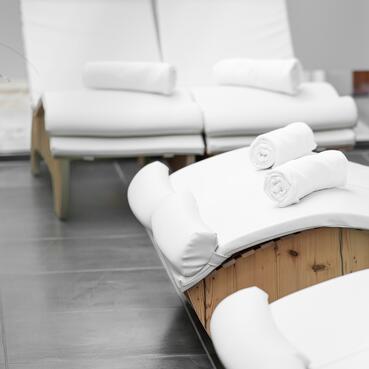 Ein ruhiger Massageraum im Day Spa Salzburger Land, mit entspannender Atmosphäre und sanften Lichtverhältnissen.