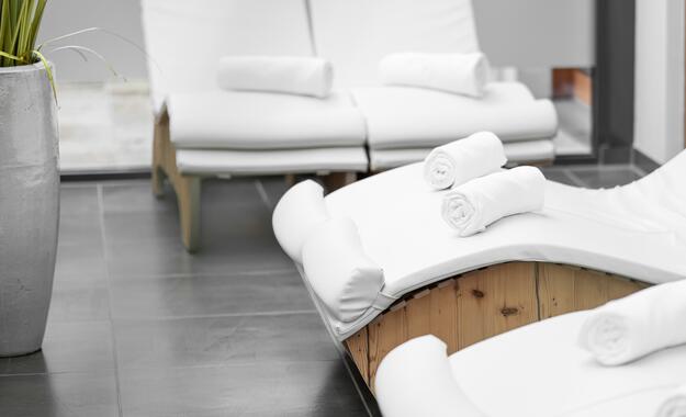 Ein ruhiger Massageraum im Day Spa Salzburger Land, mit entspannender Atmosphäre und sanften Lichtverhältnissen.
