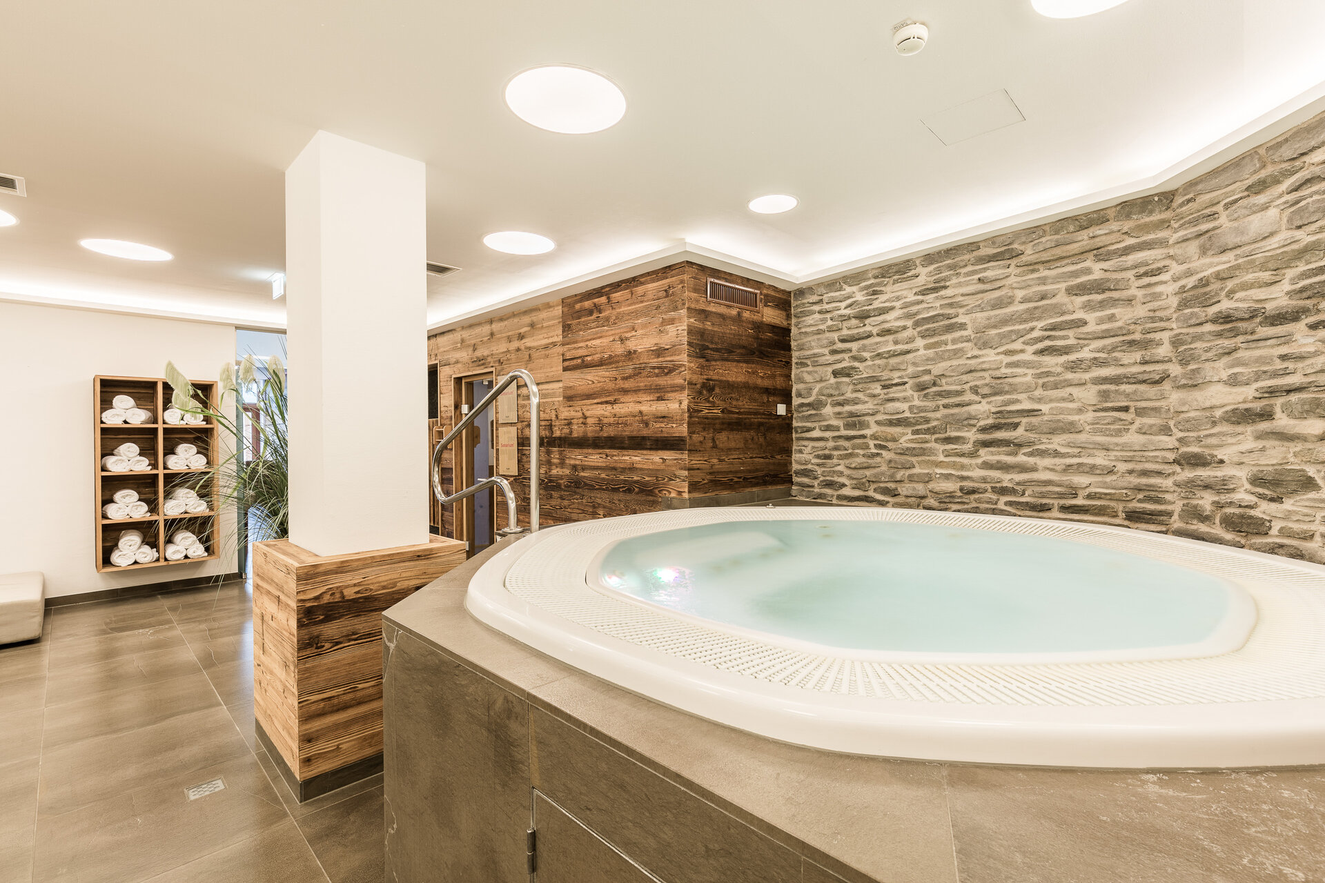 Entspannungsbereich mit Whirlpool in einem Hotel mit Charme in Österreich