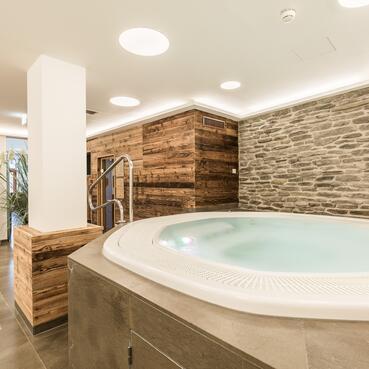 Entspannungsbereich mit Whirlpool in einem Hotel mit Charme in Österreich