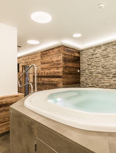 Entspannungsbereich mit Whirlpool in einem Hotel mit Charme in Österreich