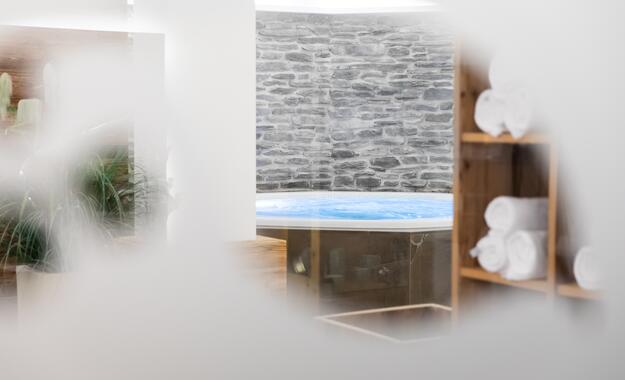 Fensterblick auf einen Spa-Raum im Salzburger Land, ideal für Entspannung und Wellness.