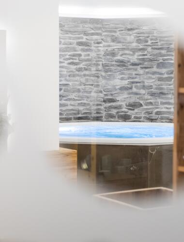 Fensterblick auf einen Spa-Raum im Salzburger Land, ideal für Entspannung und Wellness.