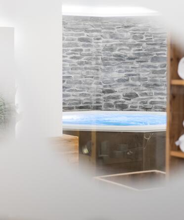 Fensterblick auf einen Spa-Raum im Salzburger Land, ideal für Entspannung und Wellness.