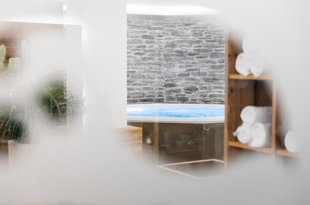 Fensterblick auf einen Spa-Raum im Salzburger Land, ideal für Entspannung und Wellness.