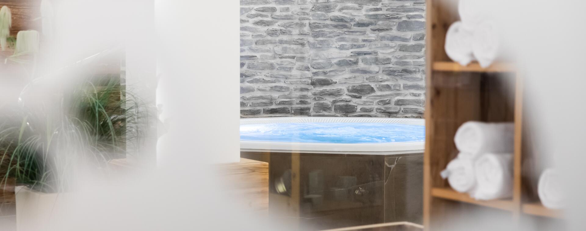 Fensterblick auf einen Spa-Raum im Salzburger Land, ideal für Entspannung und Wellness.