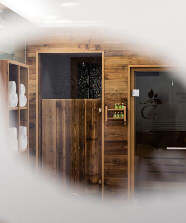 Außenansicht der Sauna und Dusche im Hotelbad, perfekt für Wellness im Day Spa Salzburger Land.