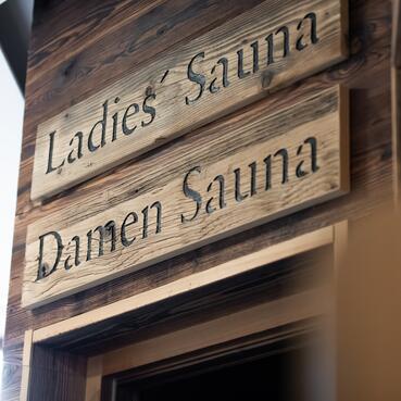 Außenansicht der Damensauna im Day Spa Salzburger Land, umgeben von Natur und entspannender Atmosphäre.