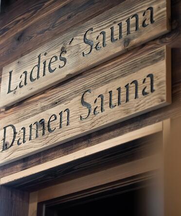 Außenansicht der Damensauna im Day Spa Salzburger Land, umgeben von Natur und entspannender Atmosphäre.