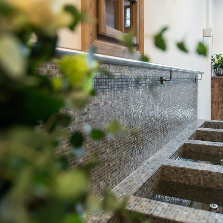 Modernes Kneippbecken im Day Spa Salzburger Land
