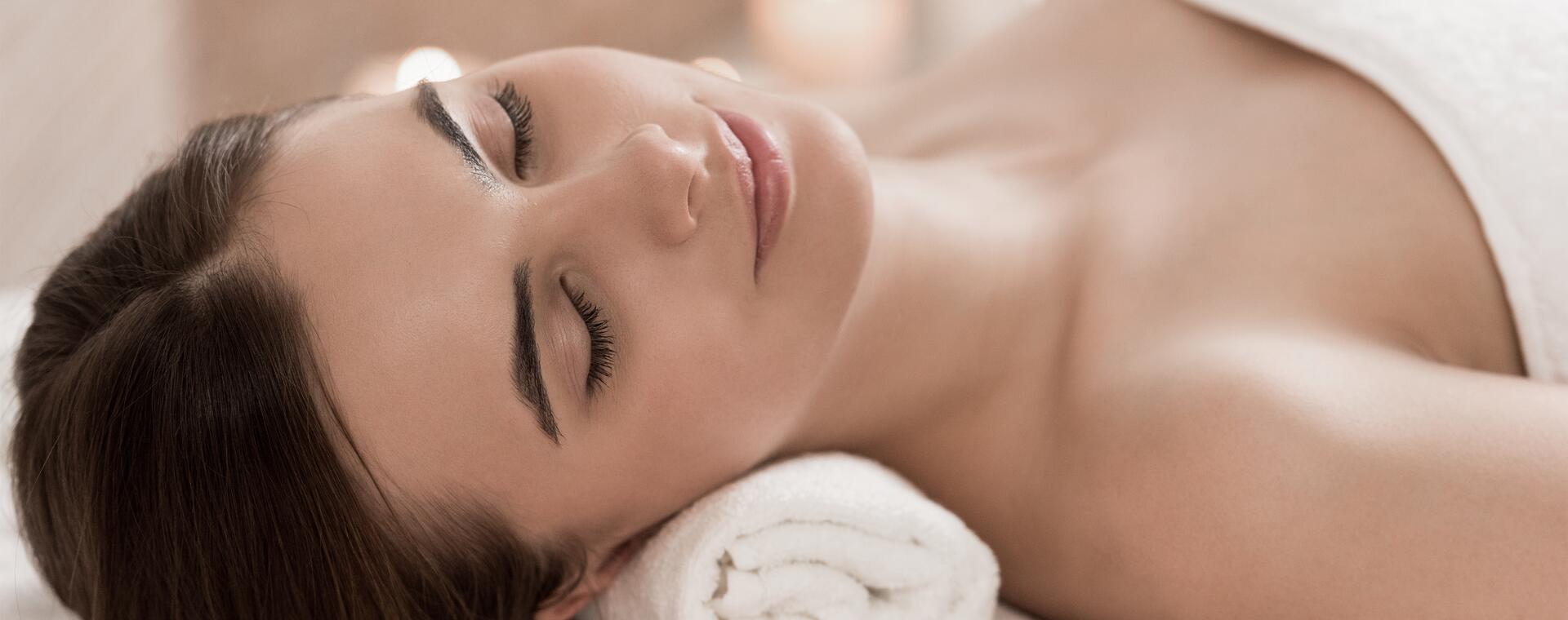 Frau genießt eine entspannende Behandlung im Day Spa Salzburger Land.