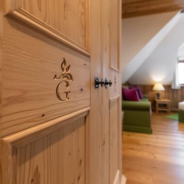 Gemütliches Zimmer in einem 4-Sterne-Hotel im Salzburger Land mit Holzdekor.
