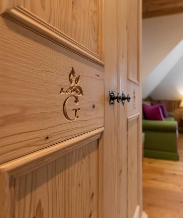 Gemütliches Zimmer in einem 4-Sterne-Hotel im Salzburger Land mit Holzdekor.