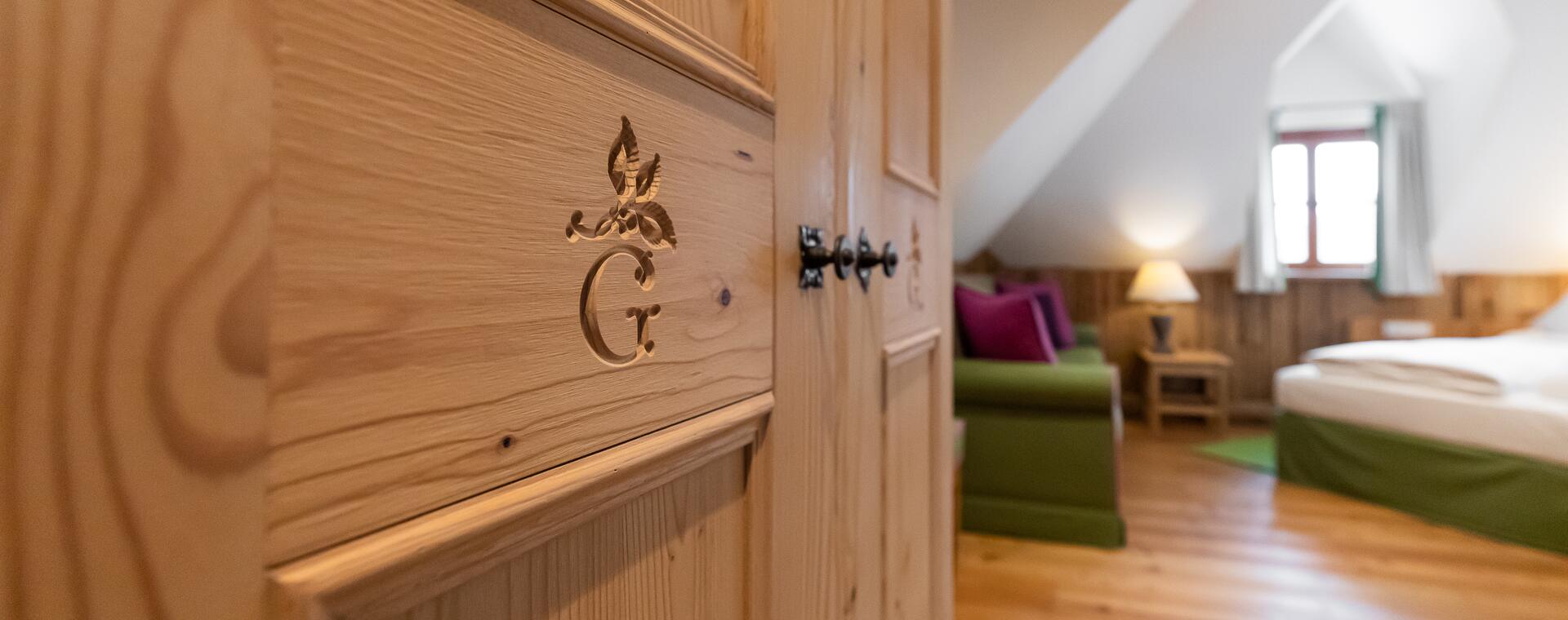 Gemütliches Zimmer in einem 4-Sterne-Hotel im Salzburger Land mit Holzdekor.