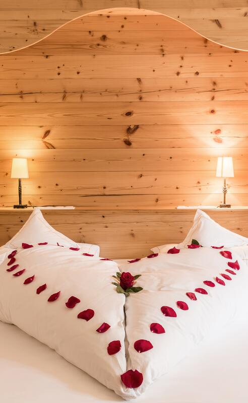 romantisch dekoriertes zimmer im Grossarlerhof