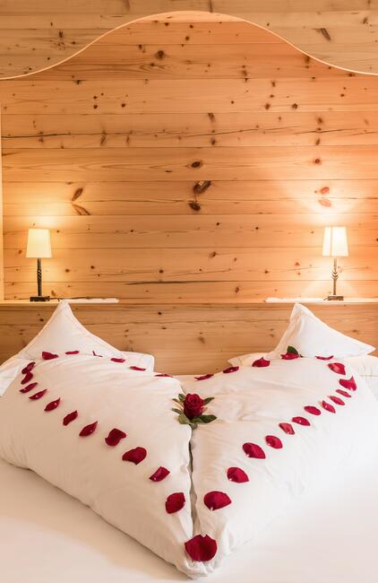 romantisch dekoriertes zimmer im Grossarlerhof
