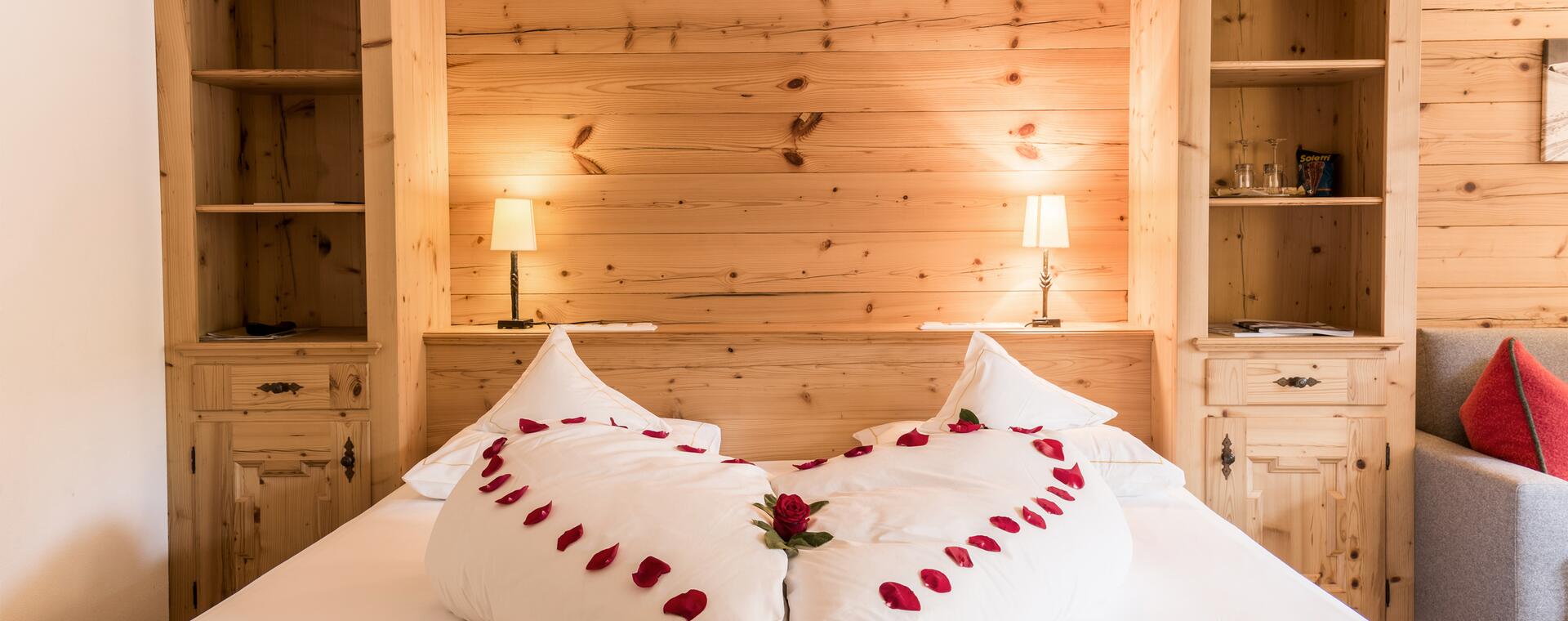 romantisch dekoriertes zimmer im Grossarlerhof