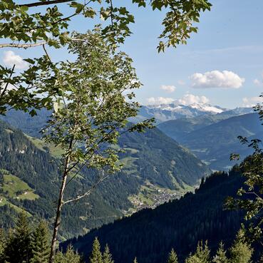 Panoramablick von einem Hotel in Österreich, umgeben von Bergen. | © Michael Huber I www.huber-fotografie.at