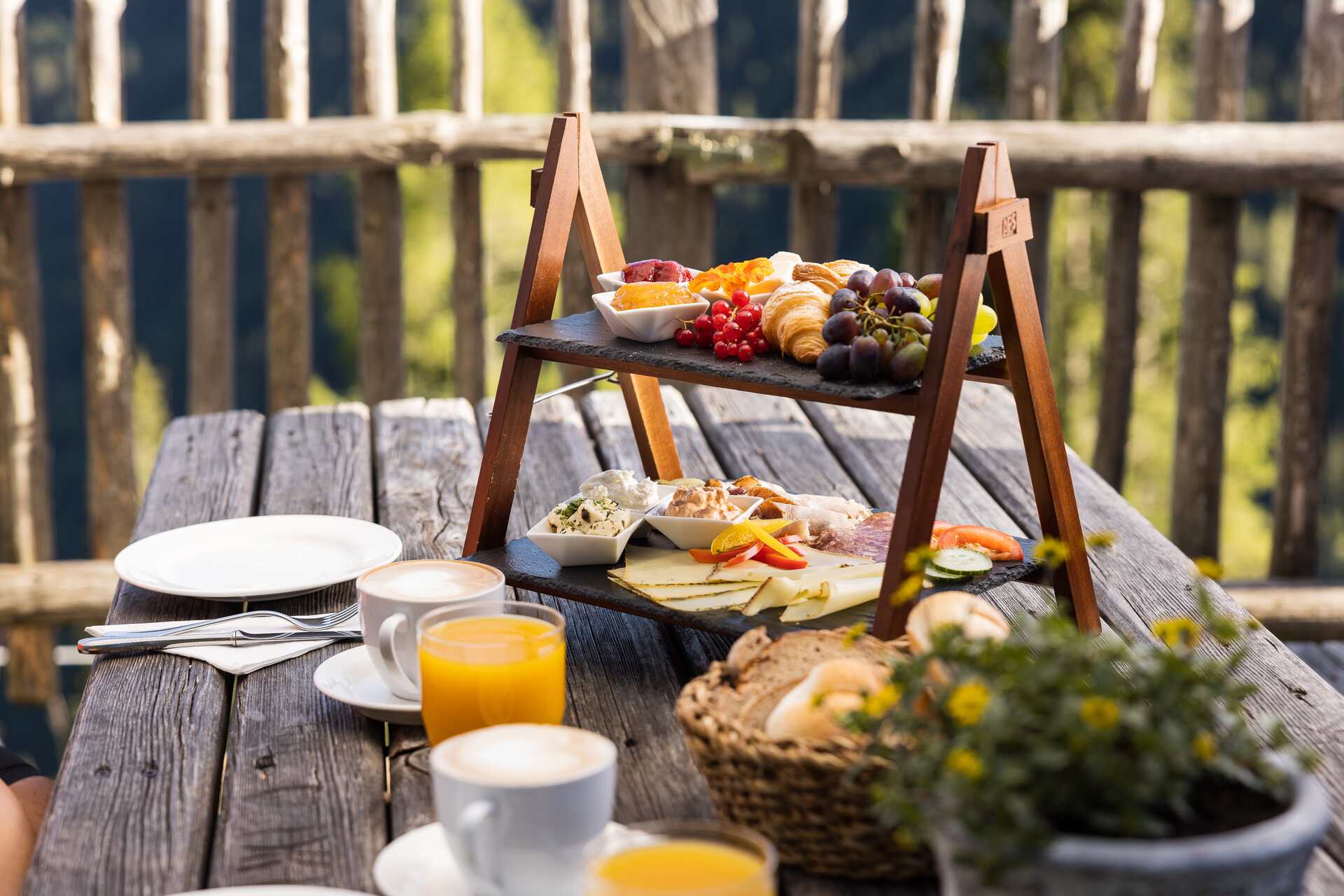 Gemütliches Frühstück auf der Terrasse einer Berghütte im Salzburger Land, umgeben von Natur.