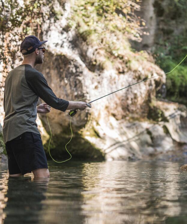 Fliegenfischen im Salzburger Land, der Angler wirft seine Leine in den klaren Bach | © Michael Groessinger