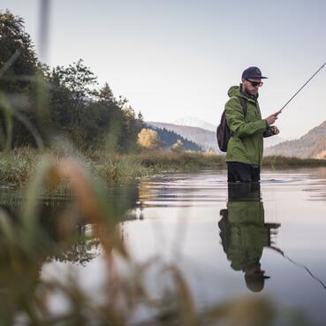 Angler im Wasser bei Sonnenaufgang, im Aktivhotel Salzburger Land. | © Michael Groessinger