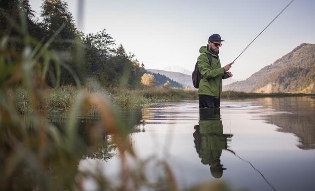 Angler im Wasser | © Michael Groessinger