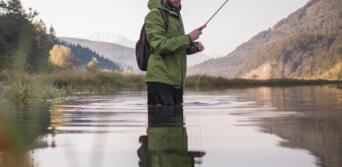 Angler im Wasser bei Sonnenaufgang, im Aktivhotel Salzburger Land. | © Michael Groessinger
