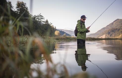 Angler im Wasser | © Michael Groessinger