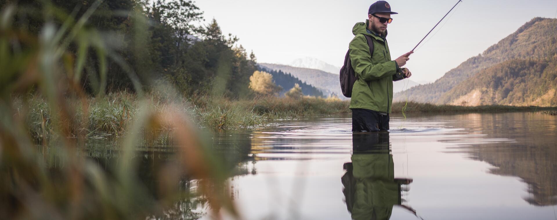Angler im Wasser bei Sonnenaufgang, im Aktivhotel Salzburger Land. | © Michael Groessinger