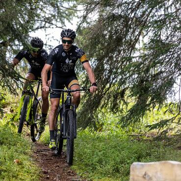 Mountainbiken im Wald in Großarl | © www.fabianfranzferdinand.com