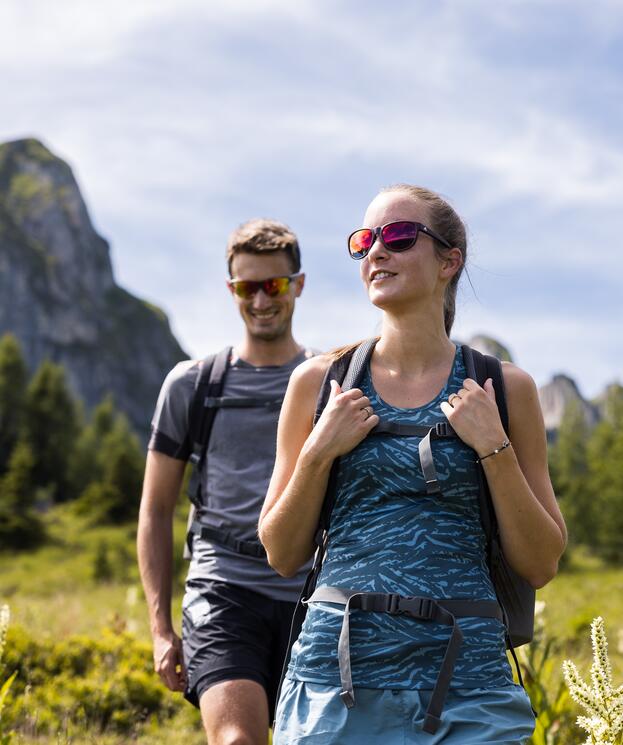 Pärchen beim Wandern im Aktivhotel Salzburger Land, unterwegs in der Natur. 