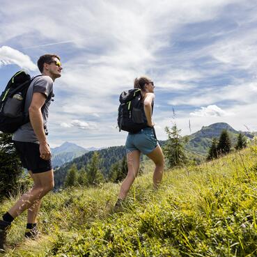 Wanderer auf einem malerischen Trail im Aktivhotel Salzburger Land